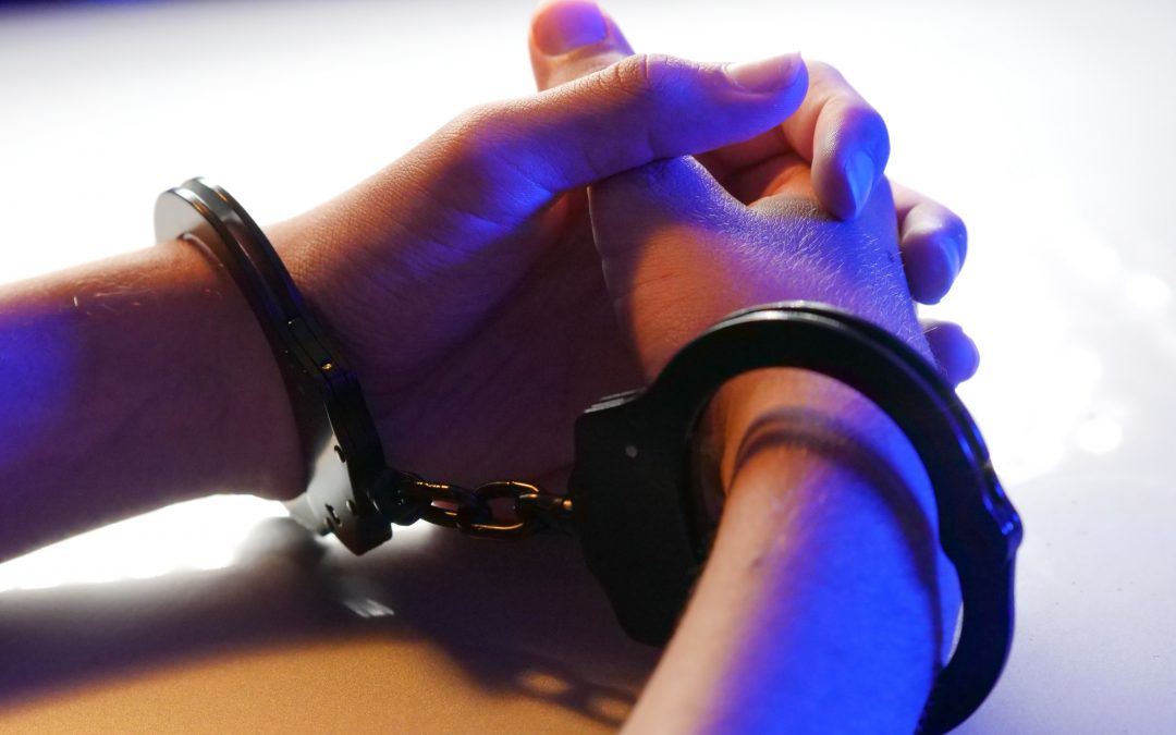 Reincidência Criminal: Compreendendo as Ramificações e Caminhos para a Reabilitação